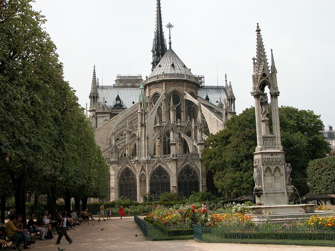 Paris 03 Notre Dame East End Has Flying Buttres 